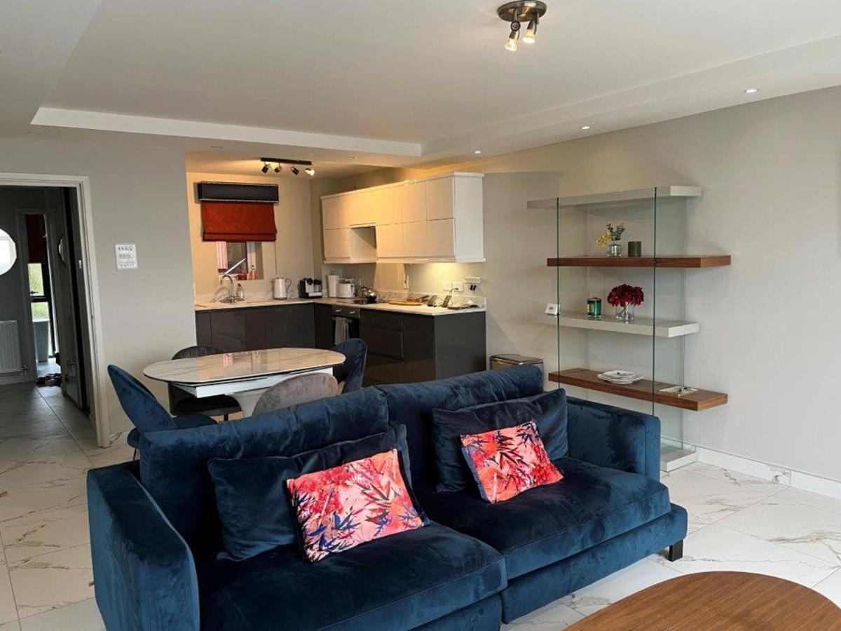 Modern Luxurious Apartment W/ Patio Balcony & View Jordanstown Exterior photo